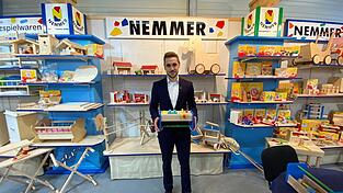 Lucas Nemmer und sein Team werden auch in diesem Jahr wieder bei der Spielwarenmesse in Nürnberg mit dabei sein und ihre Produkte vorstellen. Lucas Nemmer und sein Team werden auch in diesem Jahr wieder bei der Spielwarenmesse in Nürnberg mit dabei sein und ihre Produkte vorstellen.