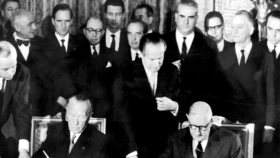 Der französische Präsident Charles de Gaulle (r.) und Bundeskanzler Konrad Adenauer unterzeichnen am 22. Januar 1963 im Elysee-Palast in Paris den deutsch-französischen Freundschaftsvertrag. Er gilt bis heute als Grundlage der Freundschaft zwischen Deutschland und Frankreich. Der französische Präsident Charles de Gaulle (r.) und Bundeskanzler Konrad Adenauer unterzeichnen am 22. Januar 1963 im Elysee-Palast in Paris den deutsch-französischen Freundschaftsvertrag. Er gilt bis heute als Grundlage der Freundschaft zwischen Deutschland und Frankreich.