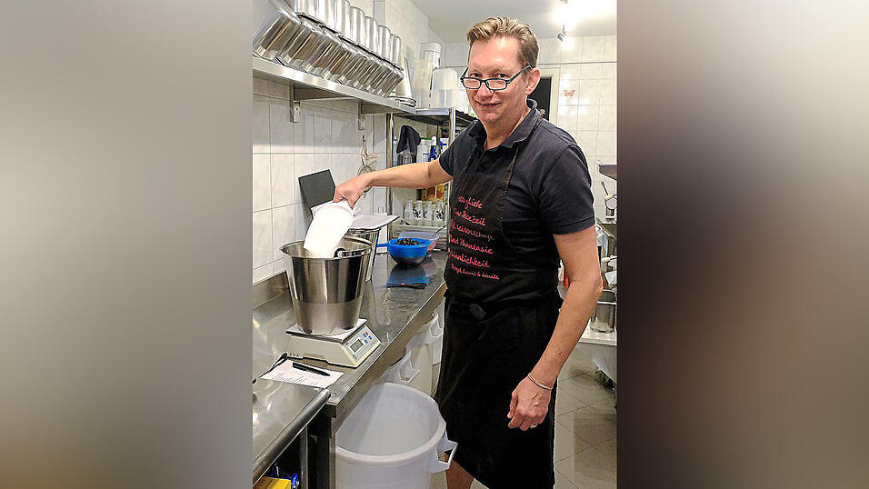 Reinhold &bdquo;Poldi&ldquo; Zimmer mischt sein Eis.