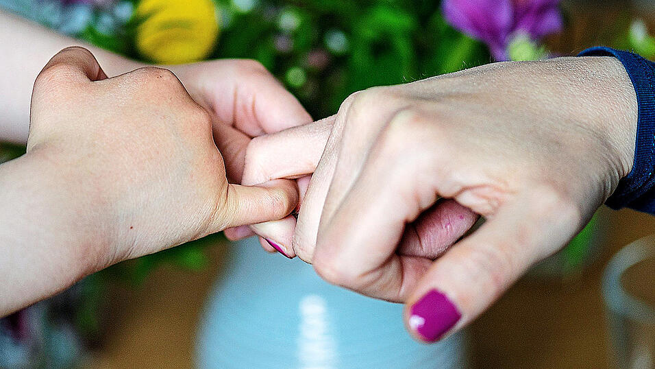 Die Hände von Mutter und Tochter umfassen sich auf diesem Bild spielerisch. In Familien herrscht allerdings nicht immer nur Harmonie. Und manche Eltern benötigen professionelle Hilfe, weil sie die Erziehungsaufgaben alleine nicht bewältigen können. Die Hände von Mutter und Tochter umfassen sich auf diesem Bild spielerisch. In Familien herrscht allerdings nicht immer nur Harmonie. Und manche Eltern benötigen professionelle Hilfe, weil sie die Erziehungsaufgaben alleine nicht bewältigen können.