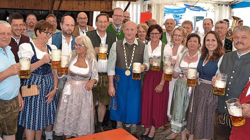 Ein Prosit der Gemütlichkeit: Die Ehrengäste lassen sich die erste Maß Bier schmecken. Ein Prosit der Gemütlichkeit: Die Ehrengäste lassen sich die erste Maß Bier schmecken.