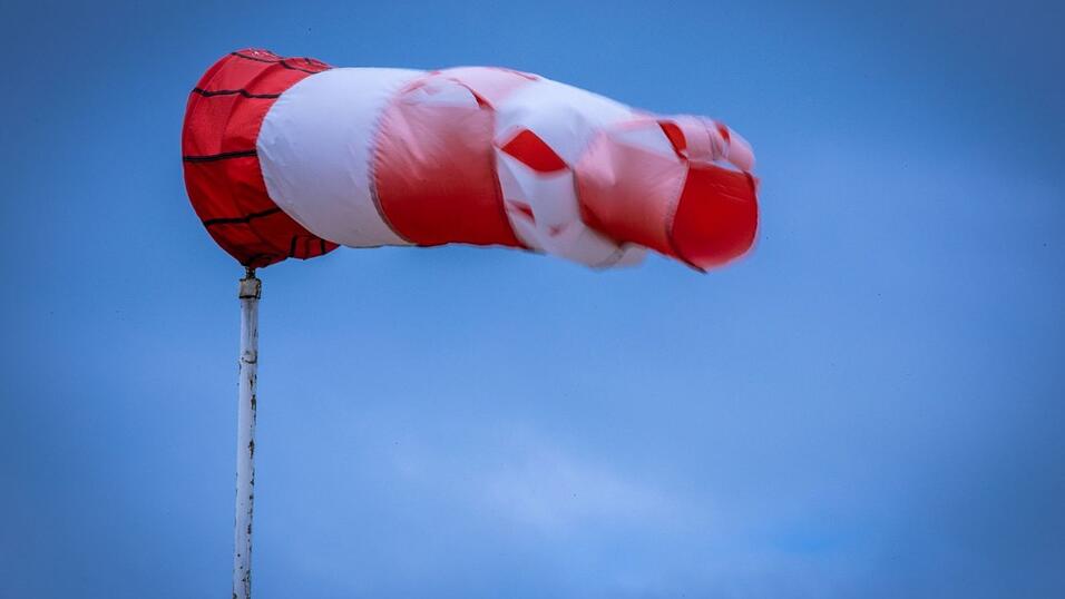 Der Pilot blieb unverletzt. (Symbolbild) Der Pilot blieb unverletzt. (Symbolbild)