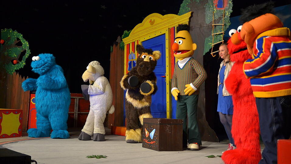 Die Sesamstraße hat in Bogen beim Zeltfestival den Geburtstag des Bären Samson gefeiert. (Foto: Susanne Raith)
