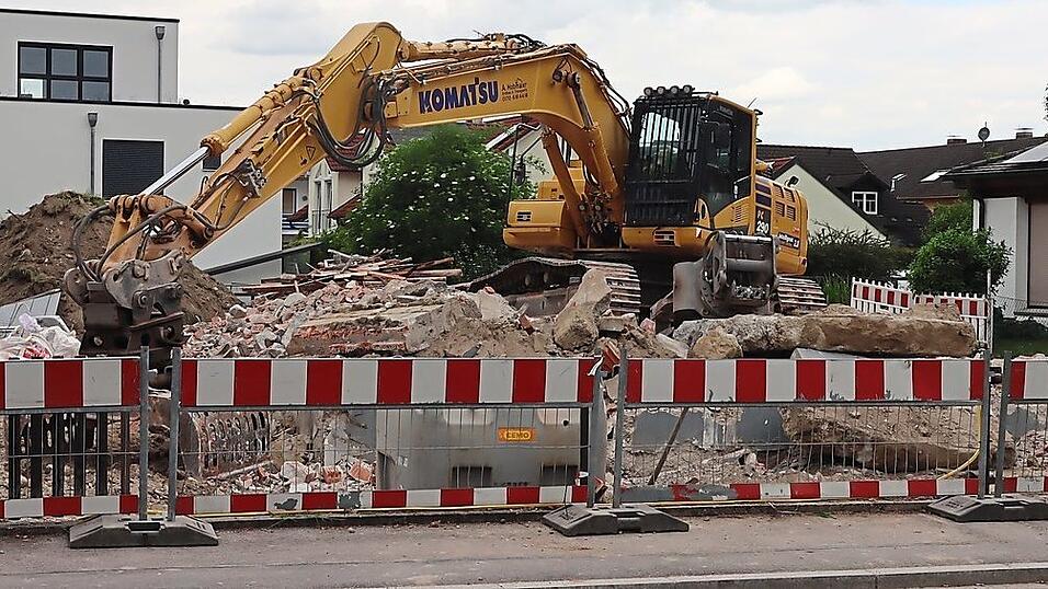 Einem Neubau in der Neustadtstraße wurde vom Stadtrat das Einvernehmen verweigert und durch das Landratsamt ersetzt. Einem Neubau in der Neustadtstraße wurde vom Stadtrat das Einvernehmen verweigert und durch das Landratsamt ersetzt.