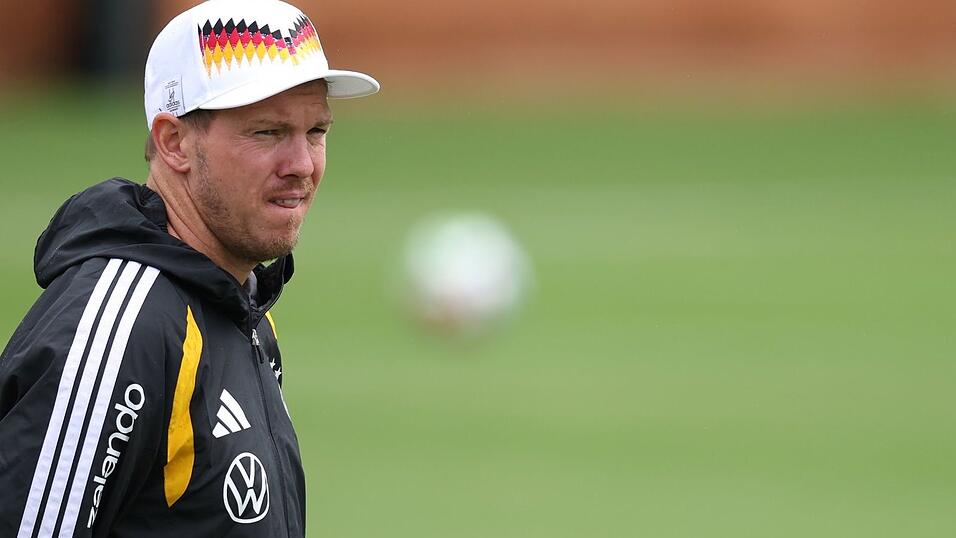 Julian Nagelsmann schaut beim DFB-Training ganz genau hin. Julian Nagelsmann schaut beim DFB-Training ganz genau hin.