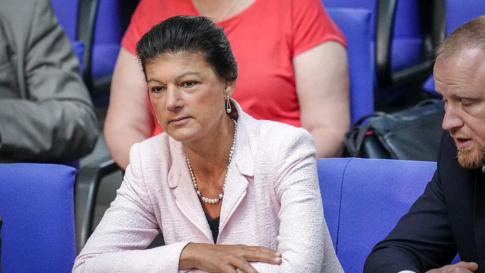 Die Linke liegt nach den Landtagswahlen in Bayern und Hessen am Boden, gleichzeitig rückt eine Spaltung immer näher. Das Lager um Partei-Ikone Sahra Wagenknecht hat einen Verein gegründet, der als Vorstufe zu einer möglichen Parteigründung gewertet wird. Die Linke liegt nach den Landtagswahlen in Bayern und Hessen am Boden, gleichzeitig rückt eine Spaltung immer näher. Das Lager um Partei-Ikone Sahra Wagenknecht hat einen Verein gegründet, der als Vorstufe zu einer möglichen Parteigründung gewertet wird.