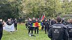 In Landshut haben 2024 rechtsextreme Gegendemonstranten der Gruppierung „Jung und Stark“ eine Regenbogenfahne zerrissen und CSD-Teilnehmer beschimpft. In Landshut haben 2024 rechtsextreme Gegendemonstranten der Gruppierung „Jung und Stark“ eine Regenbogenfahne zerrissen und CSD-Teilnehmer beschimpft.