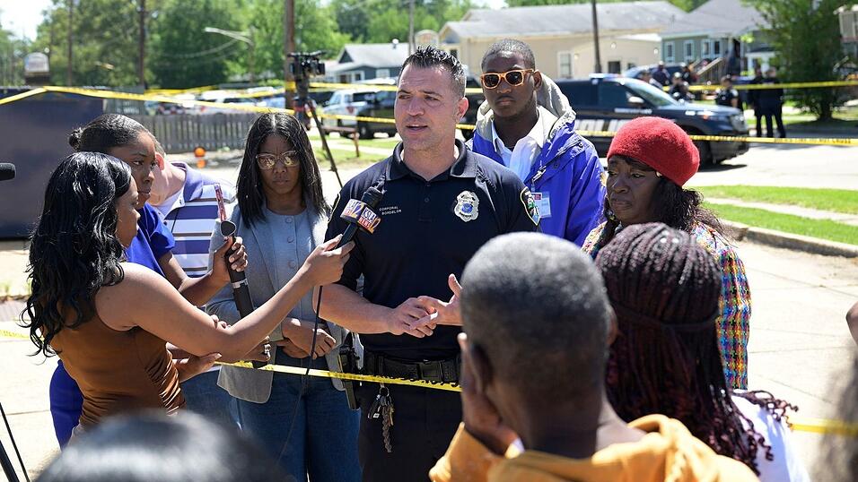 Nach Sch&uuml;ssen in Louisiana: Chris Bordelon informiert die Presse &uuml;ber die Tat.