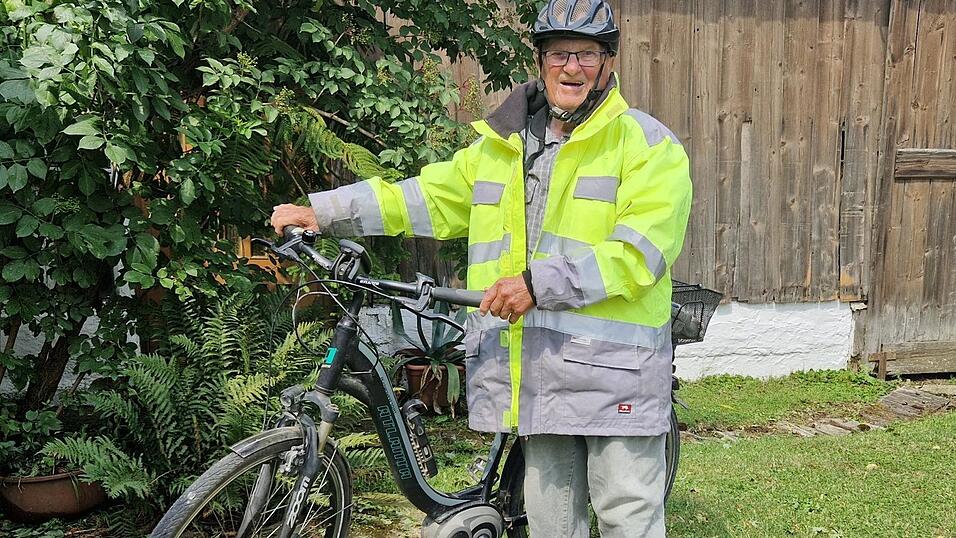 Für Johann Sagstetter gibt es nichts Schöneres, als mit dem E-Bike unterwegs zu sein. Täglich nimmt sich der bald 85-Jährige eine Tour vor. Dann trägt er immer seine neonfarbene Jacke, damit er gut gesehen wird. Für Johann Sagstetter gibt es nichts Schöneres, als mit dem E-Bike unterwegs zu sein. Täglich nimmt sich der bald 85-Jährige eine Tour vor. Dann trägt er immer seine neonfarbene Jacke, damit er gut gesehen wird.