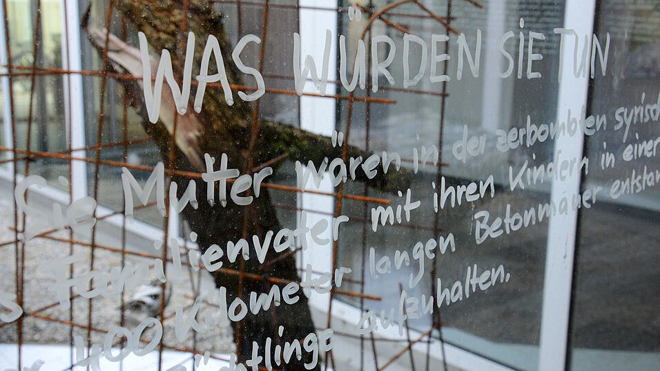 Peter Weismann hat Heriberts Prankls Text 'Handeln, als wenn wir Flüchtlinge wären' auf die Glasscheiben des Atriums geschrieben. Peter Weismann hat Heriberts Prankls Text 'Handeln, als wenn wir Flüchtlinge wären' auf die Glasscheiben des Atriums geschrieben.