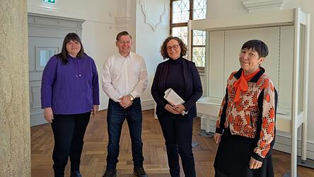 Dr. B&auml;rbel Kleindorfer-Marx (rechts) sieht das Museum in &bdquo;besten H&auml;nden&ldquo; des neuen Teams Karin Hirschberger, Dr. Martin Schreiner und Maria-Luise Segl (von links).