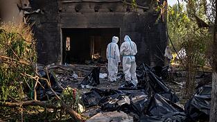 Einsatzkräfte suchen auch noch nach Vermissten infolge des russischen Angriffs auf ein Munitionslager. Einsatzkräfte suchen auch noch nach Vermissten infolge des russischen Angriffs auf ein Munitionslager.