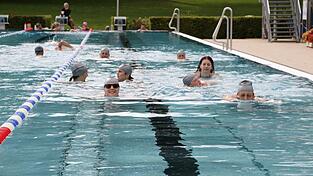 Die Bahnen waren während des Zwölf-Stunden-Schwimmens immer gut voll.