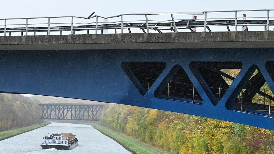 Die Polizei ermittelt zu den Hintergründen des Unfalls an der Brücke.