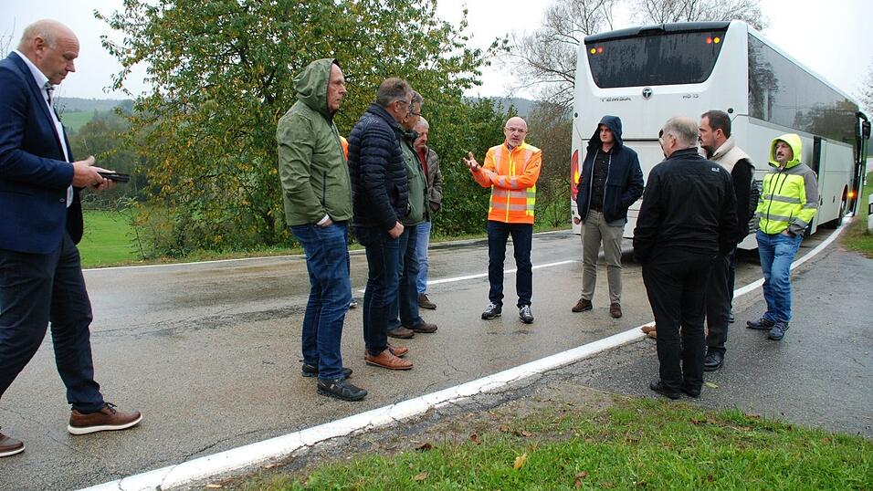Markus Fischer (in der orangen Jacke) erl&auml;utert bei einer Landkreisrundfahrt Stra&szlig;enbautechnisches: Hier ist er in seinem Element.