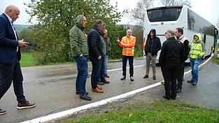 Markus Fischer (in der orangen Jacke) erl&auml;utert bei einer Landkreisrundfahrt Stra&szlig;enbautechnisches: Hier ist er in seinem Element.