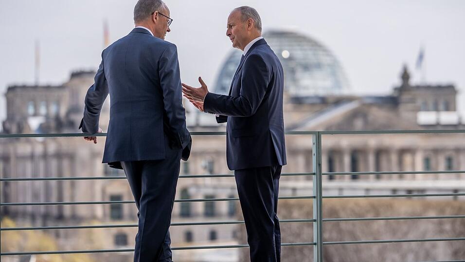 Der irische Regierungschef Miche&aacute;l Martin (r) muss in den kommenden Monaten im Haushaltsstreit vermitteln. Kanzler Merz gibt sich bislang allerdings nicht besonders kompromissbereit. (Archivbild)