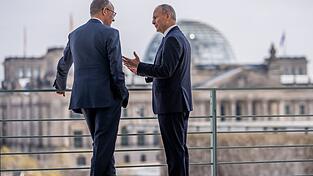 Der irische Regierungschef Miche&aacute;l Martin (r) muss in den kommenden Monaten im Haushaltsstreit vermitteln. Kanzler Merz gibt sich bislang allerdings nicht besonders kompromissbereit. (Archivbild)