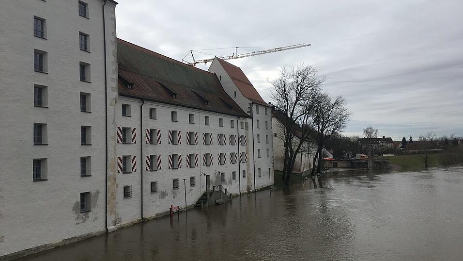 Gegen Mittag hatte der Pegel der Donau bei Straubing bereits die Marke von 510 Zentimetern &uuml;berschritten. Aufgenommen an der Schlossbr&uuml;cke.