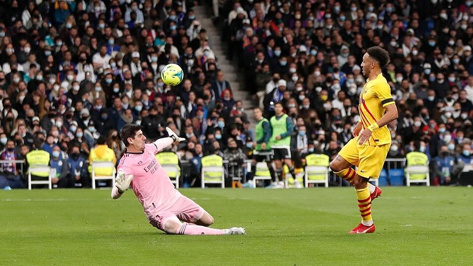 Der Ex-Dortmunder Pierre-Emerick Aubameyang trifft gleich doppelt. Real um Keeper Thibaut Courtois liegt am Boden.