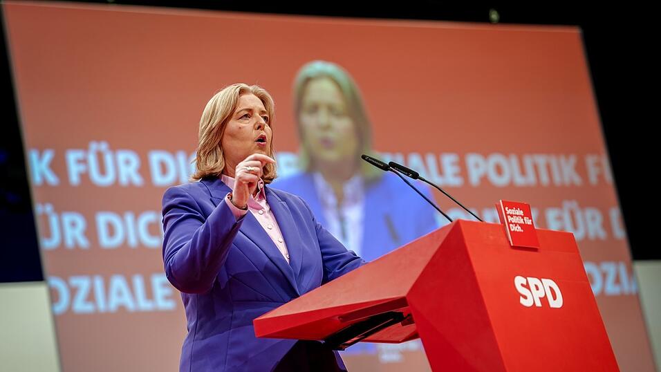 Arbeitsministerin Bärbel Bas verteidigte auf dem SPD-Parteitag den neuen Mindestlohn. Arbeitsministerin Bärbel Bas verteidigte auf dem SPD-Parteitag den neuen Mindestlohn.