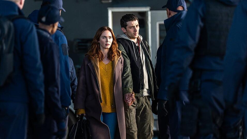 Wettermoderatorin Margaret Fairchild (Emily Blunt) und Cybersicherheitsexperte Daniel Kellner (Josh O'Connor) werden gejagt.