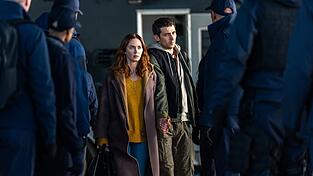 Wettermoderatorin Margaret Fairchild (Emily Blunt) und Cybersicherheitsexperte Daniel Kellner (Josh O'Connor) werden gejagt.