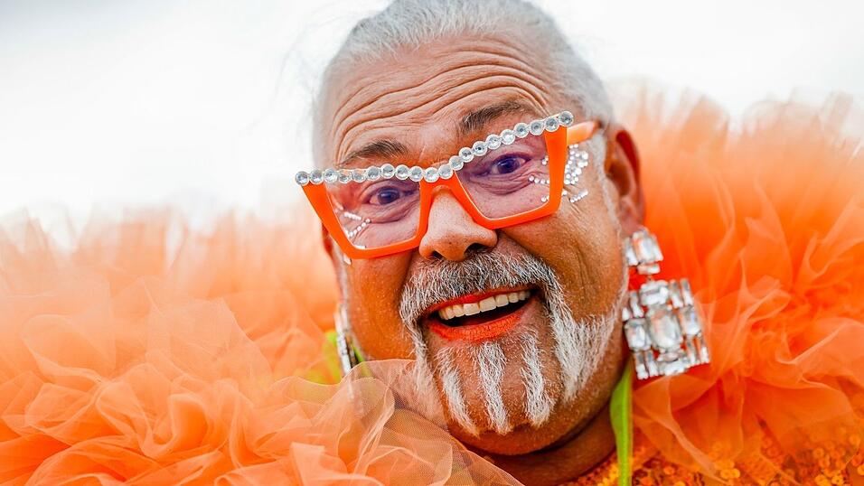 Ralf (64) aus Dortmund ist ein CSD-Veteran und kann deshalb den Vergleich zu früher ziehen. Ralf (64) aus Dortmund ist ein CSD-Veteran und kann deshalb den Vergleich zu früher ziehen.