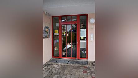 Das Gebäude des Kindergartens St. Kastulus wird thematisch geschmückt, damit es die Kinder beim Spazierengehen bewundern können.