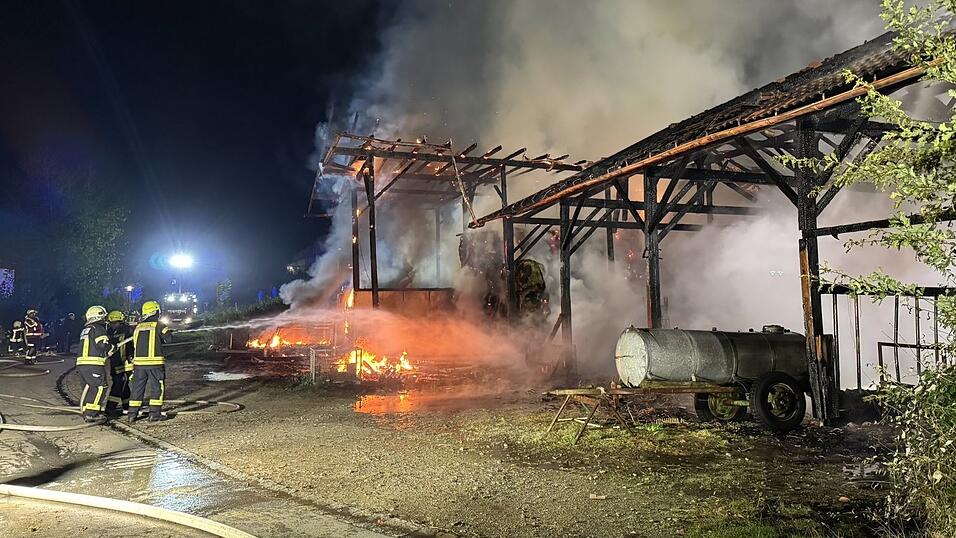 Die Scheune stand lichterloh in Flammen.