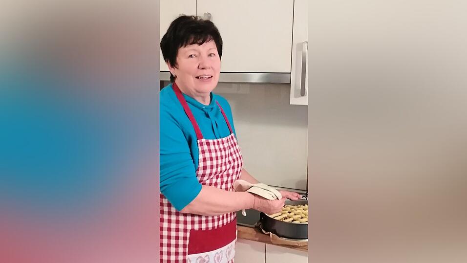 Das Gitter für den Apfelkuchen spritzt Mariele Brunner mit einem Spritzbeutel auf.