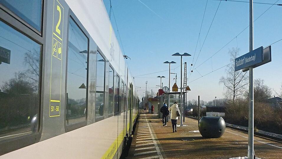 Eine Regionalbahn von Agilis am Bahnhof Radldorf. Am Montag haben die von Regensburg her kommenden Züge wegen der Panne an einem ICE es viele Stunden lang gar nicht erst bis dorthin geschafft.