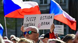 Die Teilnehmer einer Demonstration gegen die geplante Abhaltung des Sudetendeutschen Tags in Br&uuml;nn (Brno) hielten Spruchtafeln wie &laquo;Treffen der Sudetendeutschen - eine Schande f&uuml;r Br&uuml;nn&raquo; hoch.