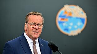 Verteidigungsminister Boris Pistorius (SPD) hat noch keine Entscheidung über Projektpartner für die Entwicklung eines neuen Kampfflugzeugs getroffen. Verteidigungsminister Boris Pistorius (SPD) hat noch keine Entscheidung über Projektpartner für die Entwicklung eines neuen Kampfflugzeugs getroffen.