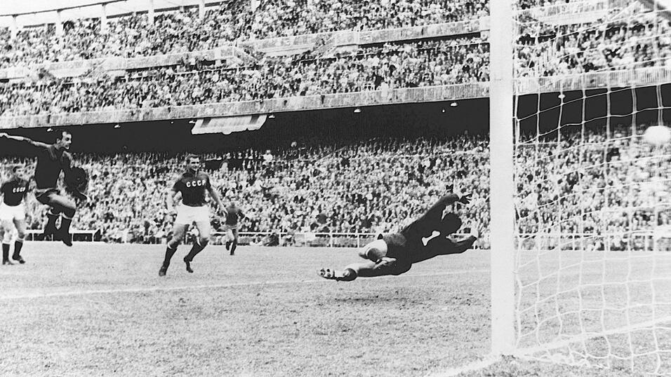 Madrid, 21. Juni 1964 | Der Spanier Jesus Pereda trifft schon fr&uuml;h im Finale zum 1:0. Spanien gewinnt das Endspiel gegen die Sowjetunion mit 2:1 und kr&ouml;nt sich zur besten Mannschaft Europas.