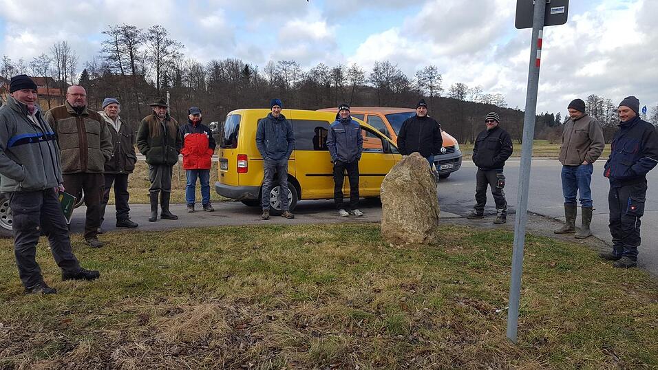 J&uuml;rgen K&ouml;bler (links) begr&uuml;&szlig;te die Jagdgenossen, darunter deren Vorsitzender Matthias Wolf (Sechster von links) und sein Stellvertreter Karl Schlecht (Vierter von links) sowie Vertreter der J&auml;gerschaft, zum Waldbegang.