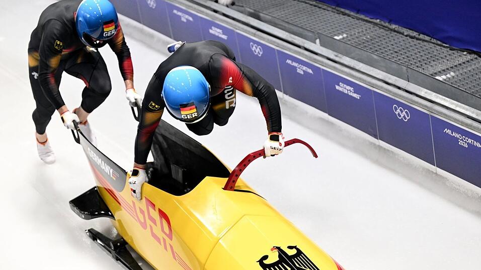 Francesco Friedrich (Pilot) und Alexander Sch&uuml;ller liegen nach dem zweiten Lauf schon weit zur&uuml;ck.