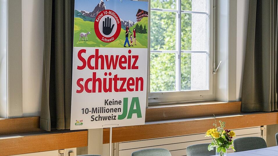 Ein Abstimmungsplakat steht in einem Saal beim Abstimmungsstand für die Volksinitiative „Keine 10-Millionen-Schweiz - Nachhaltigkeitsinitiative“ der SVP. Ein Abstimmungsplakat steht in einem Saal beim Abstimmungsstand für die Volksinitiative „Keine 10-Millionen-Schweiz - Nachhaltigkeitsinitiative“ der SVP.