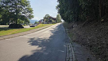 Am Montag beginnt die Sanierung der Staatsstraße zwischen Bad Kötzting und der Landkreisgrenze nach Wettzell. Die Arbeiten erfolgen in zwei Abschnitten. Am Montag beginnt die Sanierung der Staatsstraße zwischen Bad Kötzting und der Landkreisgrenze nach Wettzell. Die Arbeiten erfolgen in zwei Abschnitten.