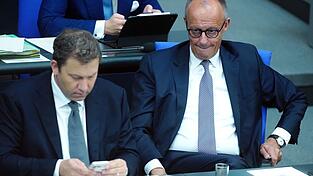 Klingbeil und Merz mussten sich viel Kritik anhören. Klingbeil und Merz mussten sich viel Kritik anhören.