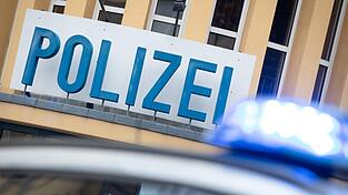 Die Polizei hat Anzeigen gegen einen Mann erstattet, der mit seinem Handy eine Reanimationsmaßnahme gefilmt hat. Die Polizei hat Anzeigen gegen einen Mann erstattet, der mit seinem Handy eine Reanimationsmaßnahme gefilmt hat.