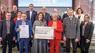Die Baierbacher Delegation mit (vorne von links) Bürgermeister Helmut Neudecker, Staatsministerin Michaela Kaniber und Altbürgermeisterin Luise Hausberger. Die Baierbacher Delegation mit (vorne von links) Bürgermeister Helmut Neudecker, Staatsministerin Michaela Kaniber und Altbürgermeisterin Luise Hausberger.