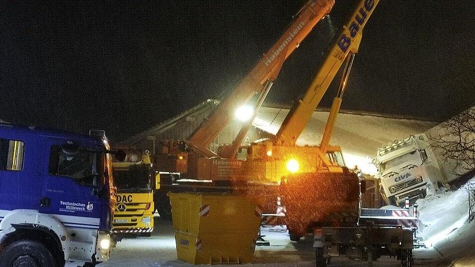 In Ostbayern passierten zwischen Mittwoch und Donnerstag viele Unf&auml;lle. Bei Loitzendorf im Landkreis Straubing-Bogen rutschte ein Sattelzug gegen einen Kuhstall.