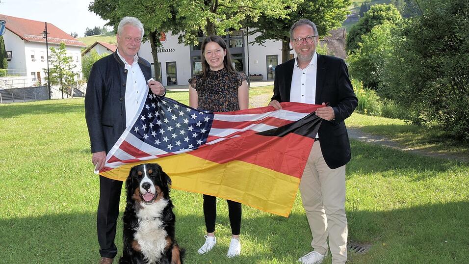 Evi Sagstetter mit ihrem Paten, dem Bundestagsabgeordneten Alois Rainer (links) und dem B&uuml;rgermeister ihres Heimatortes Mallersdorf-Pfaffenberg Christian Dobmeier.