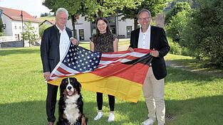 Evi Sagstetter mit ihrem Paten, dem Bundestagsabgeordneten Alois Rainer (links) und dem Bürgermeister ihres Heimatortes Mallersdorf-Pfaffenberg Christian Dobmeier.