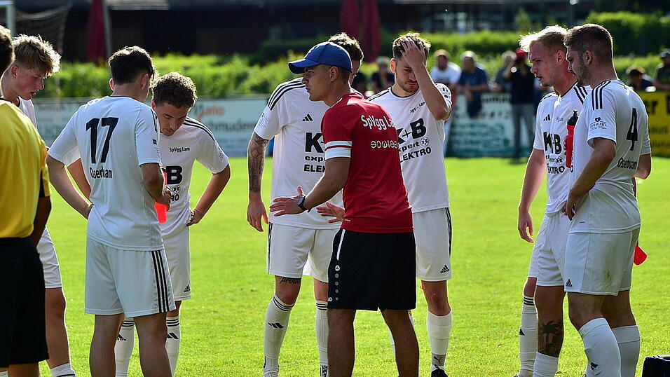 Trainer Lorenz Kowalski stimmt sein Team auf die schwere Aufgabe bei Vizemeister SC Luhe-Wildenau ein.