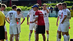Trainer Lorenz Kowalski stimmt sein Team auf die schwere Aufgabe bei Vizemeister SC Luhe-Wildenau ein. Trainer Lorenz Kowalski stimmt sein Team auf die schwere Aufgabe bei Vizemeister SC Luhe-Wildenau ein.