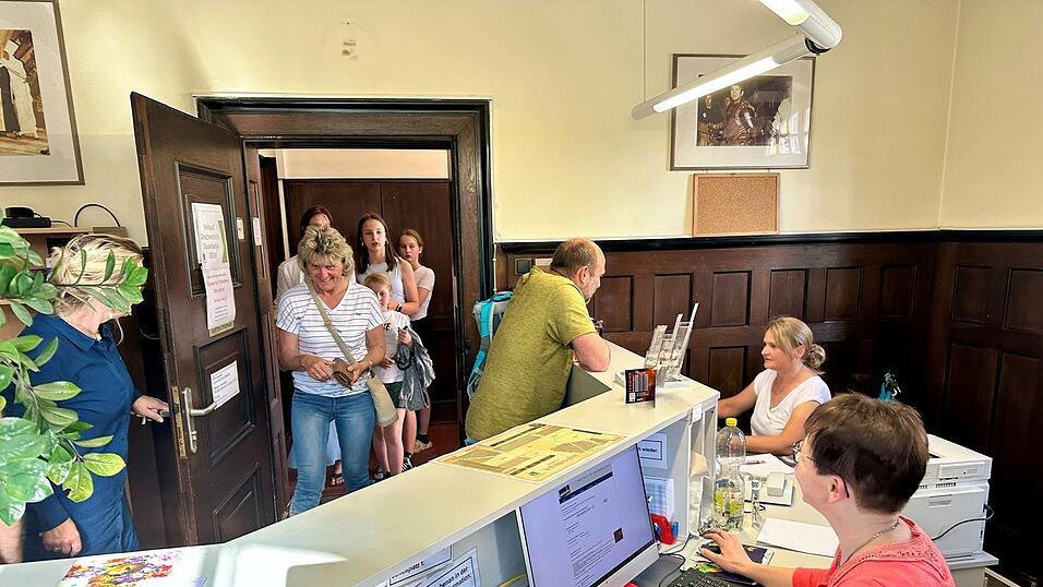 Punkt 18 Uhr wurde die Tür zum Drachenstich-Büro, wo Ulrike Eder, Marion Beer und Maria Simeth (von links) warteten, geöffnet.