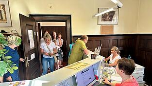 Punkt 18 Uhr wurde die Tür zum Drachenstich-Büro, wo Ulrike Eder, Marion Beer und Maria Simeth (von links) warteten, geöffnet. Punkt 18 Uhr wurde die Tür zum Drachenstich-Büro, wo Ulrike Eder, Marion Beer und Maria Simeth (von links) warteten, geöffnet.