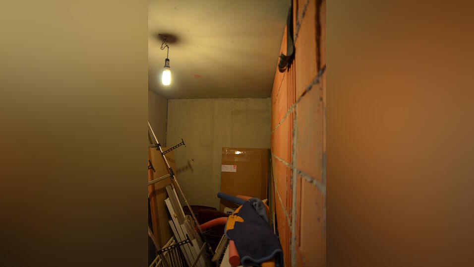 Ein Blick in das Bad der urspr&uuml;nglichen Mietwohnung im Keller. (Foto: Matthias Jell)